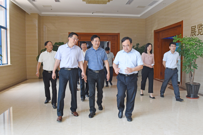 安徽省信用擔(dān)保集團(tuán)有限公司黨委書記、董事長嚴(yán)晨到天康集團(tuán)調(diào)研工作。